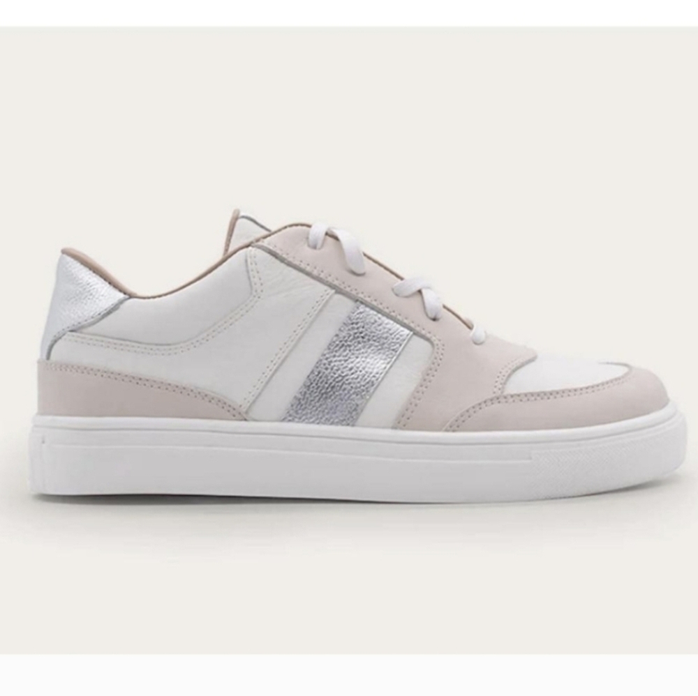 NIB Kaanas Leather Sneakers